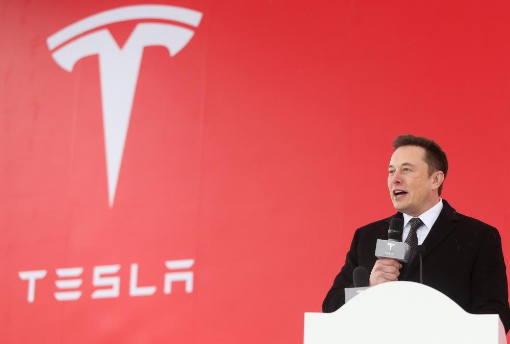 The Weekend Leader - Musk offloads Tesla stock worth $5bn after Twitter poll troll